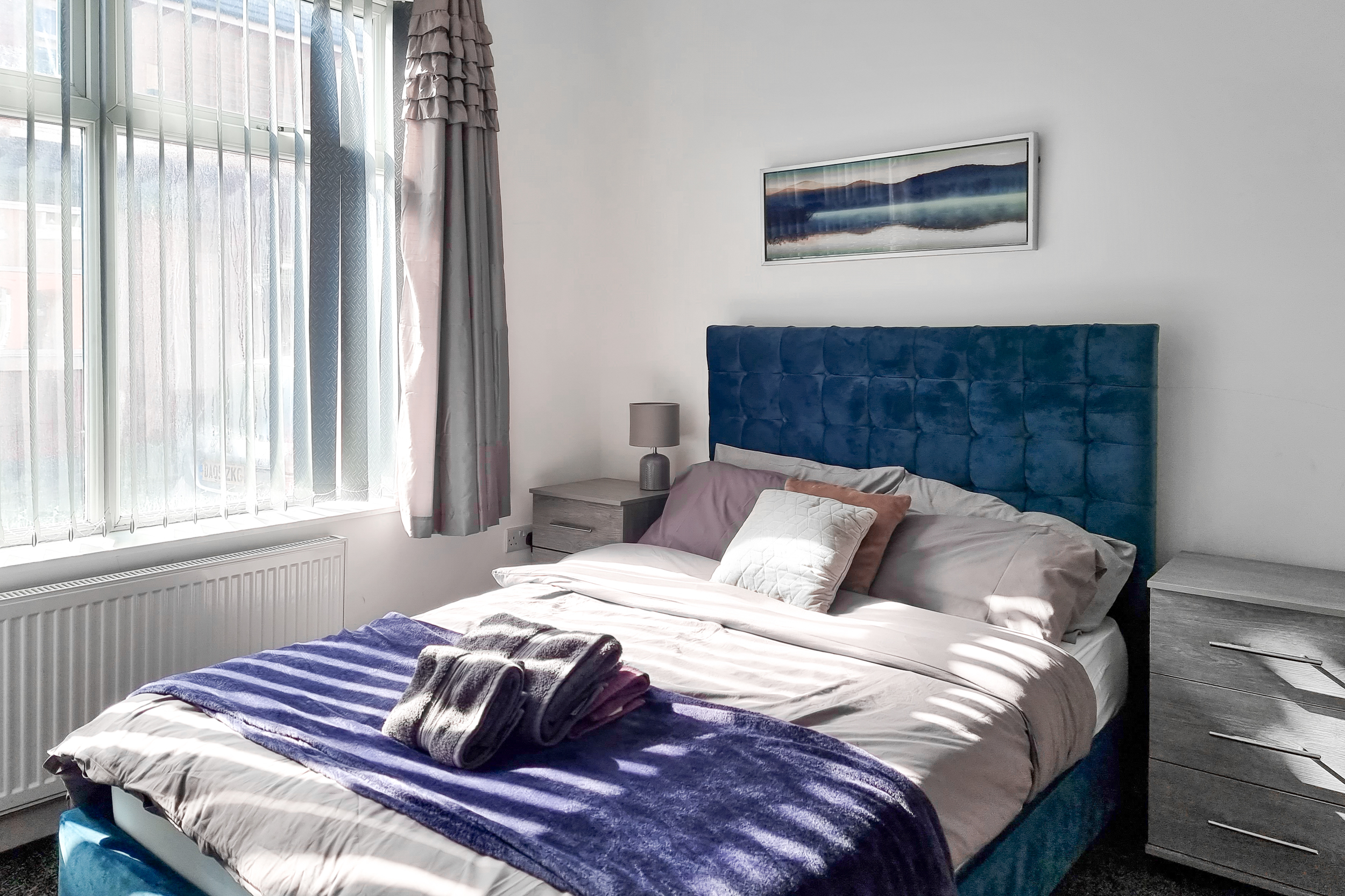 The Cowesby Suite | 4-Bed Home · Street Parking photo 1