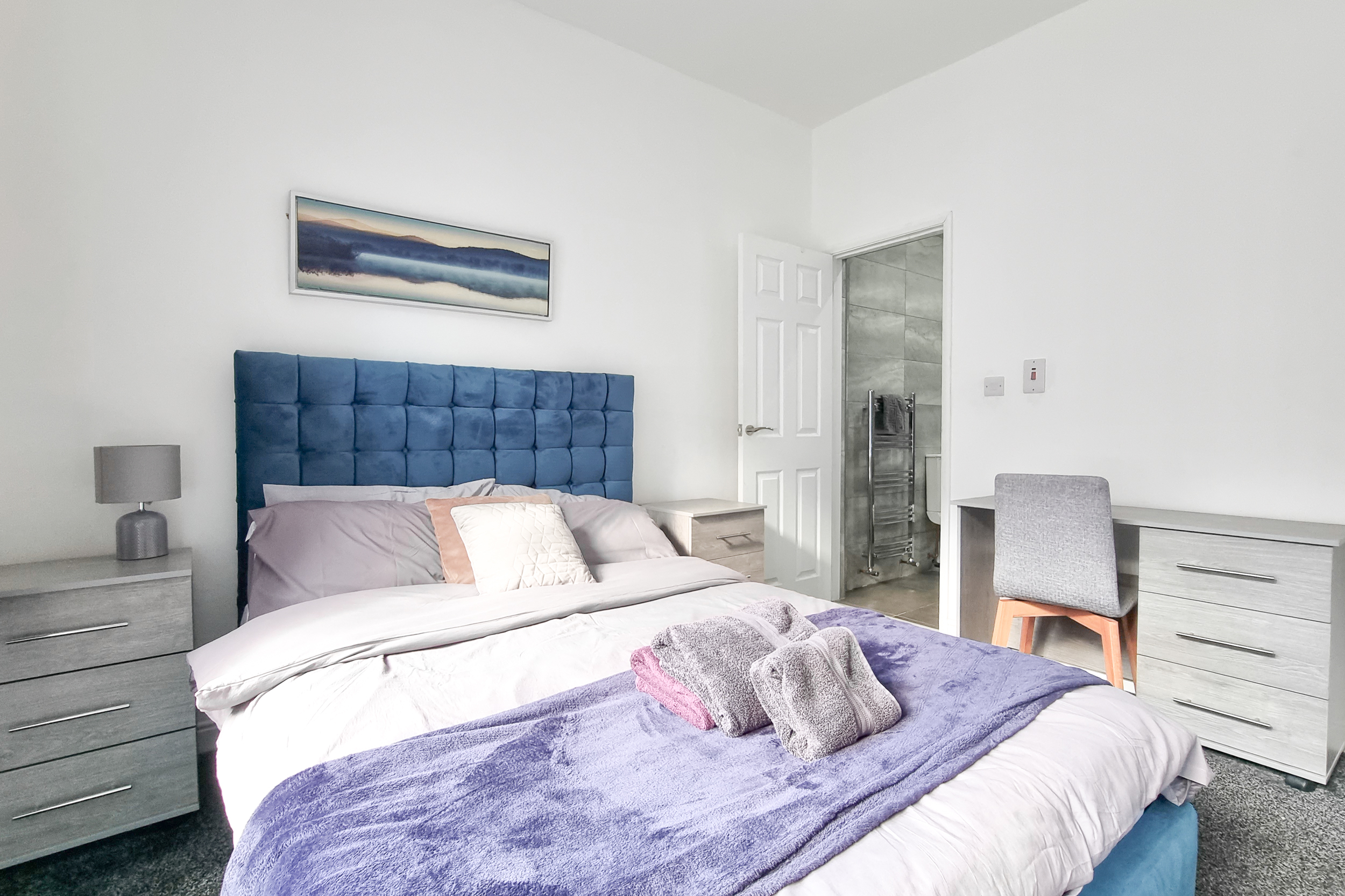 The Cowesby Suite | 4-Bed Home · Street Parking photo 2