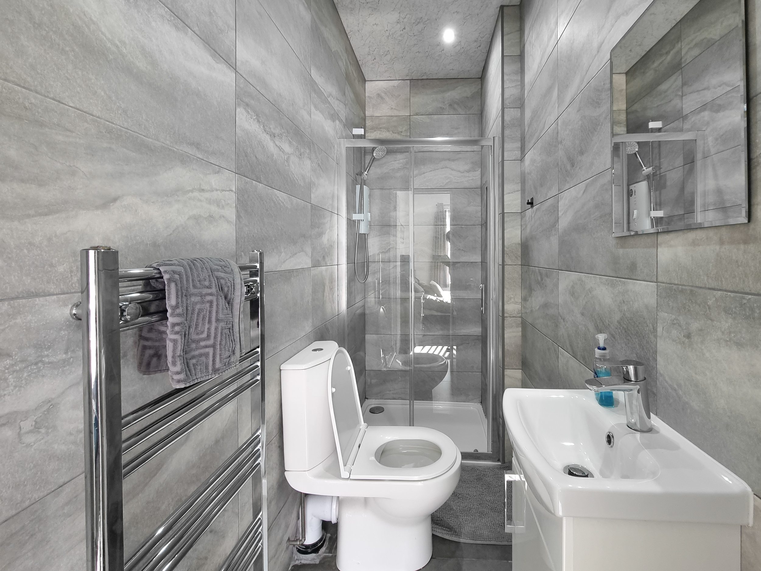The Cowesby Suite | 4-Bed Home · Street Parking photo 4