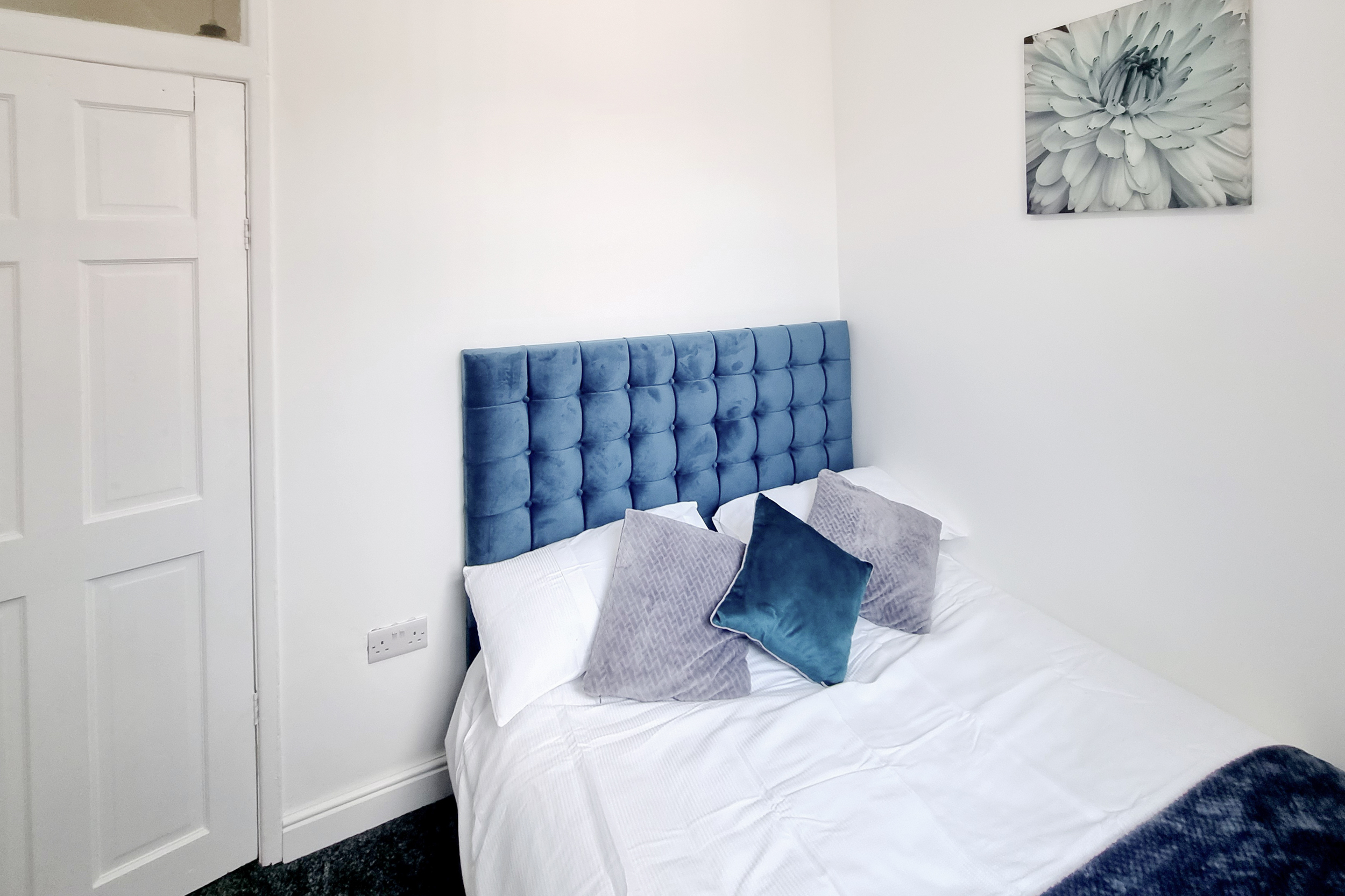 The Cowesby Suite | 4-Bed Home · Street Parking photo 6