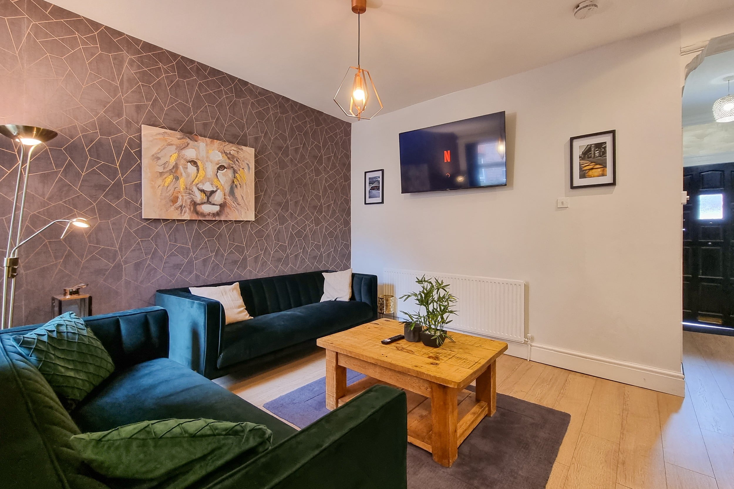 Rustic Ebony Suite with Free Parking photo 1